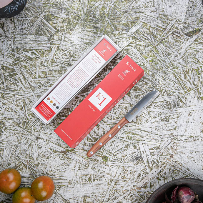 Das Thomas Sampl Universal Küchenmesser mit dünner scharfer Klinge und einem ausbalancierten Griff eignet sich als Klassiker für jede Art der Zubereitung: Schneiden, Filetieren, Tranchieren.